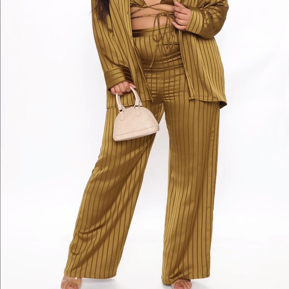 Plus size three piece pants set.